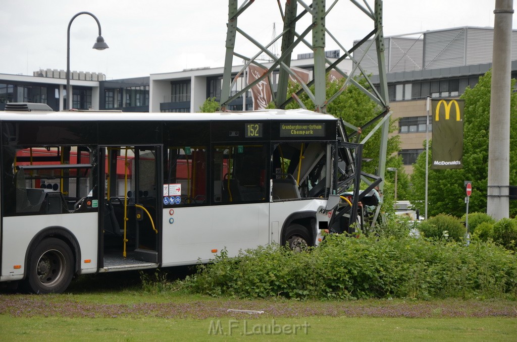 Schwerer Bus Unfall Koeln Porz Gremberghoven Neuenhofstr P166.JPG - Miklos Laubert